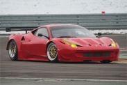 Гоночный Ferrari 458 Italia проходит обкатку