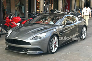 Новый суперкар Aston Martin застали без камуфляжа