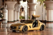 Mercedes-Benz SLS AMG покрыли золотом