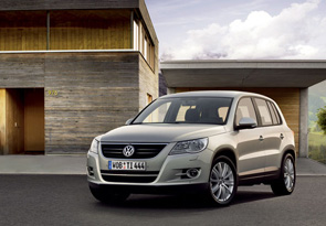 Читатели OFF ROAD сделали свой выбор: Volkswagen Tiguan признан внедорожником года. Второе место среди автомобилей повышенной проходимости комфорт-класса занимает Volkswagen Touareg
