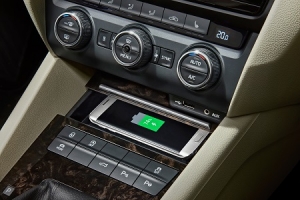 Автомобили Skoda получат беспроводную зарядку смартфонов