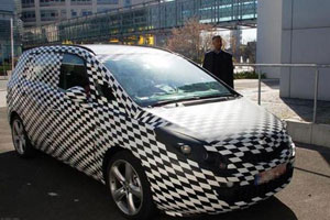 Новый Opel Zafira попался во время тестов