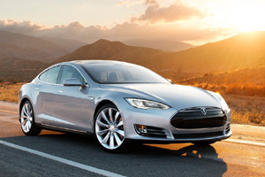 Tesla Model S был замечен в движении со спящим водителем