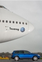 Volkswagen Touareg берет на буксир Боинг 747.