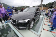 Volvo XC90 проверил на прочность стеклянный мост в Китае
