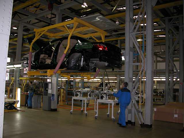 Новое поколение седанов БМВ 5 серии запущено в производство в марте 2004 года на сборочном заводе в Калининграде