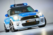 Mini E примерил полицейскую форму