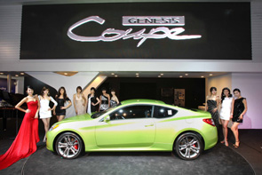 На автосалоне в Пусане Hyundai Motor Co. представила свой новый спортивный автомобиль Genesis Coupe