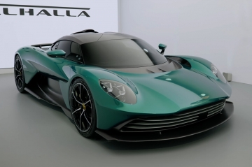 Дебютировал серийный супергибрид Aston Martin Valhalla