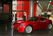 Суперкар Alfa 8C Competizione - шедевр выставки искусства в Болонье.
