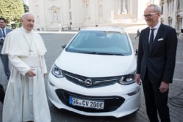 Папа римский получил в подарок электрокар Opel