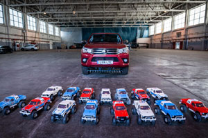 Радиоуправляемые игрушечные автомобили справились с пикапом Toyota Hilux