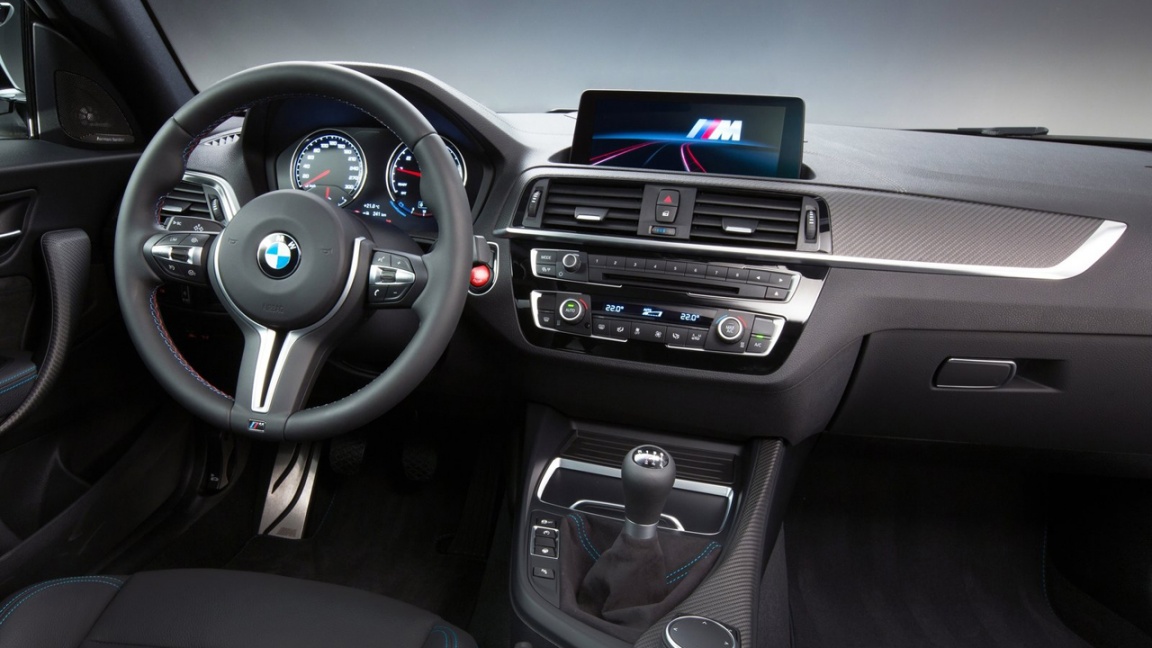 Официальные дилеры марки BMW, с 1 июля начнут прием заказов на самую мощную версию купе — M2 Competition. Цена с «механикой» — от 4 290 000 рублей, с семиступенчатым «роботом» — от 4 622 000 рублей. Под капотом установлен битурбомотор 3.0 (410 л.с. и 550 Н•м), такой же, как у BMW M4. Разгон 0-100 — 4,4 с, с «роботом» — 4,2 с, максималка ограничена на отметке 250 км/ч, за доплату есть спорт-пакет «M Driver’s Package», с ним купе разгоняется до 280 км/ч.В оснащении усиленные тормоза, более жесткая подвеска, аэродинамический обвес кузова, 19-дюймовые кованые колеса. Опционно есть пакет «M Special» тут камера заднего вида, система бесключевого доступа, кресла с электрорегулировками и аудиосистема Harman Kardon, цена доп-пакета — BMW M2 Competition