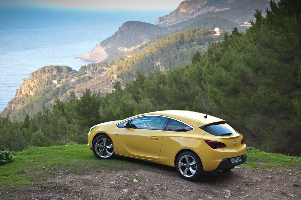 Opel Astra GTC: Техника молодежи