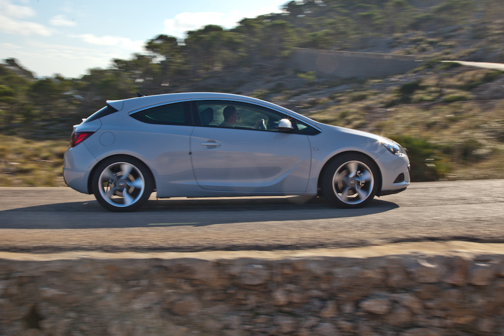 Opel Astra GTC: Техника молодежи