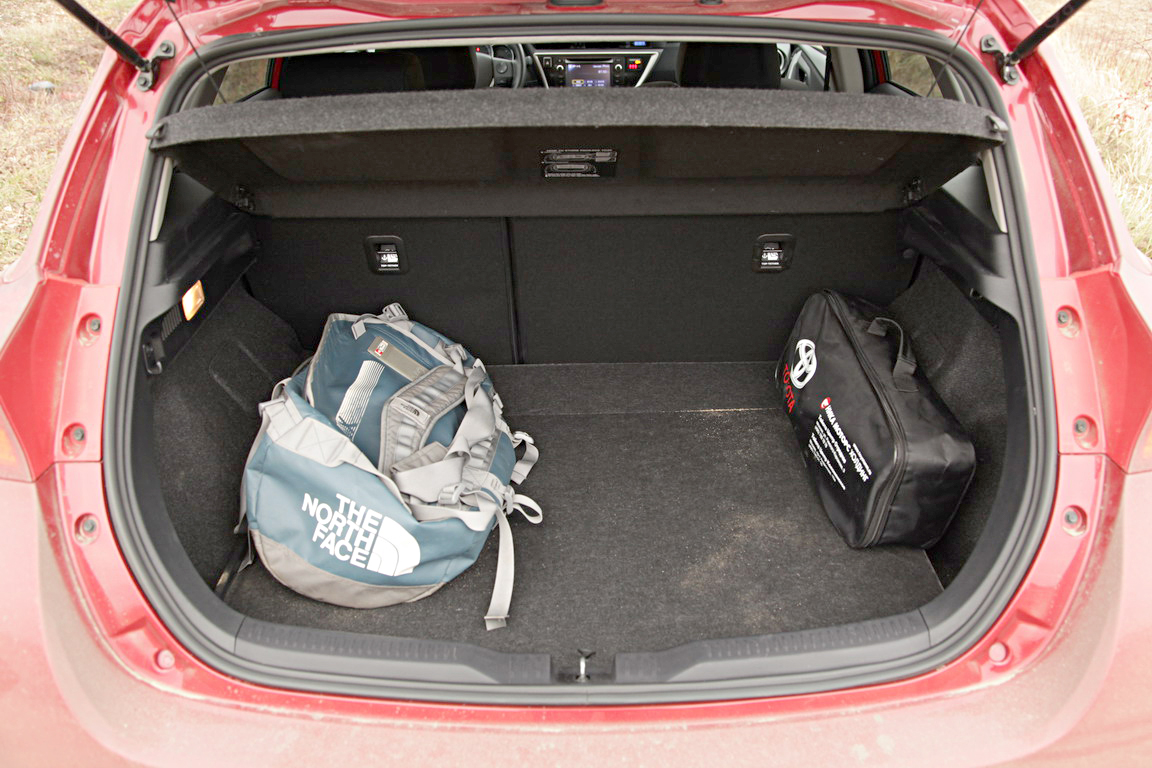 Багажник у Toyota Auris не самый большой в классе – 360 литров. Для пары сумок или чемодана этого объема вполне достаточно. Ко всему прочему объем багажного пространства можно увеличить, сложив спинки заднего ряда. При этом пол получается практически ровным
