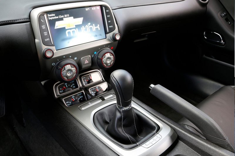 Обновленный Chevy Camaro получил цветной Head-up дисплей с проекцией на лобовое стекло, а также новую мультимедийную систему Chevrolet MyLink с семидюймовым сенсорным экраном высокого разрешения